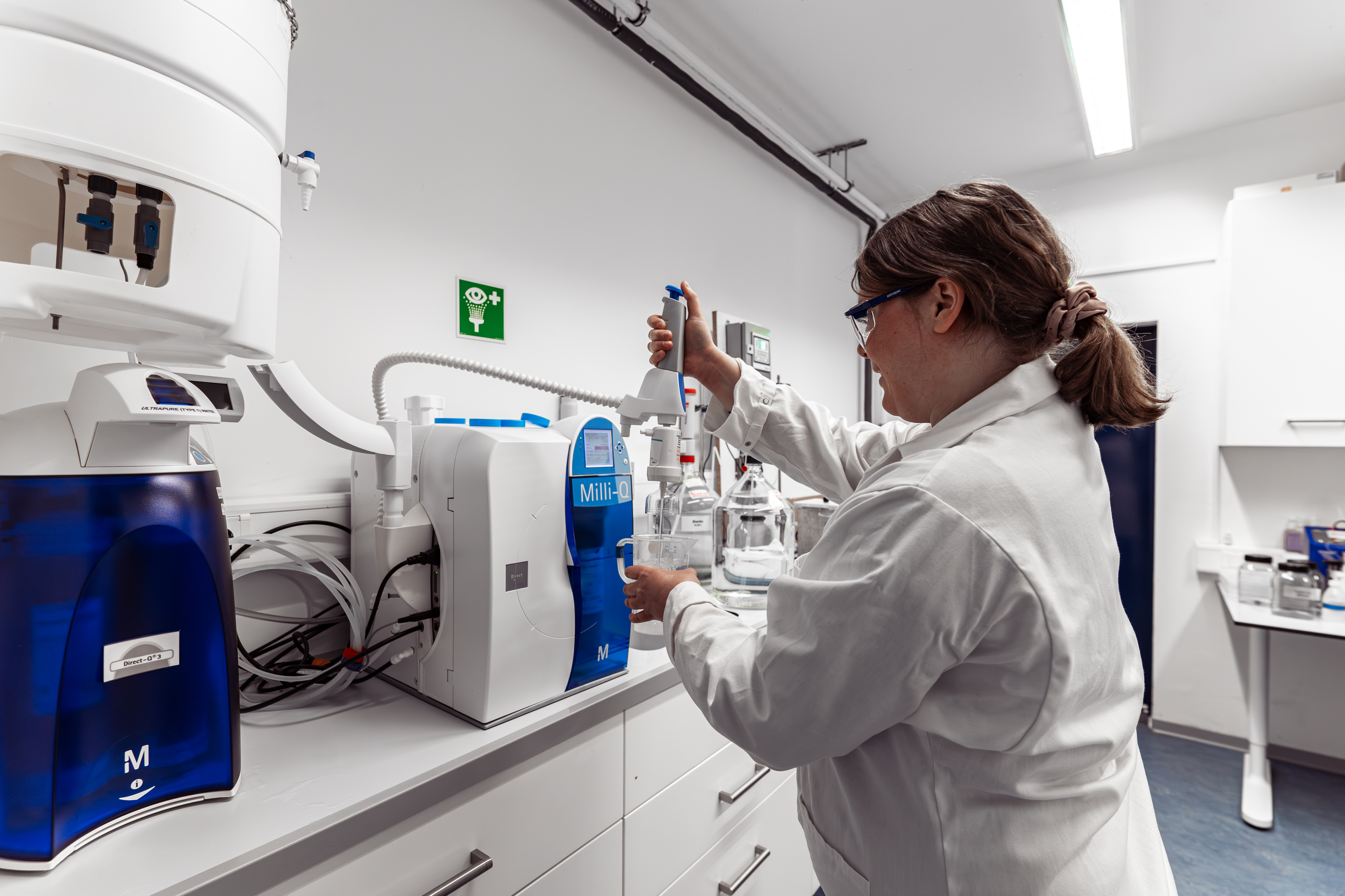 Employee working in the laboratory